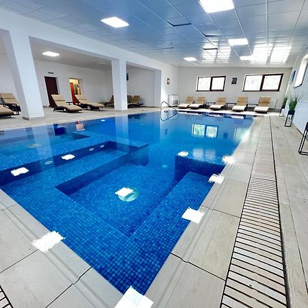 Hotel Class Brezoi Exteriör bild