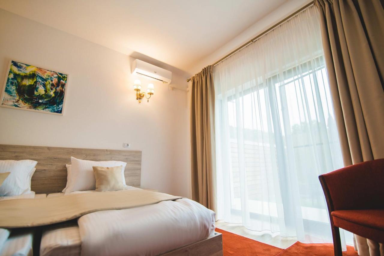 Hotel Class Brezoi Exteriör bild