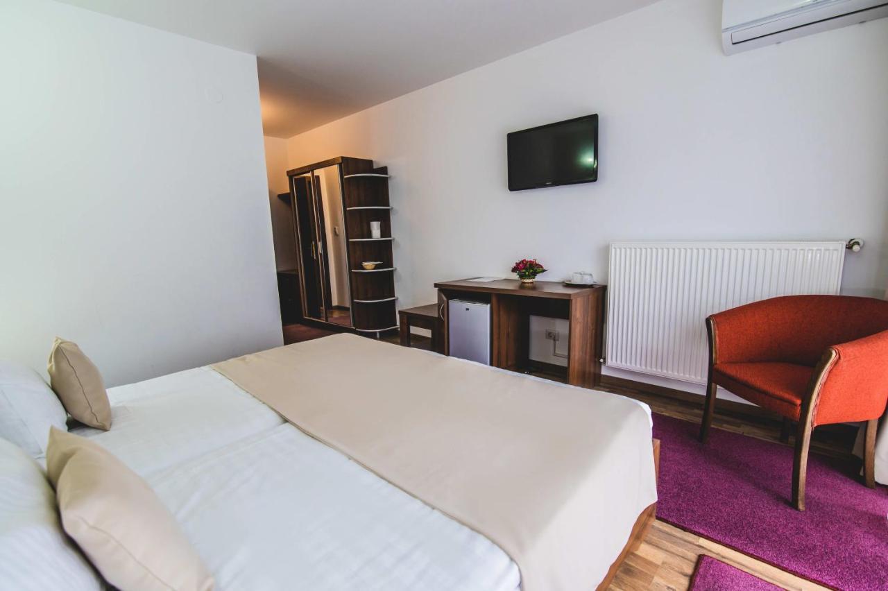 Hotel Class Brezoi Exteriör bild