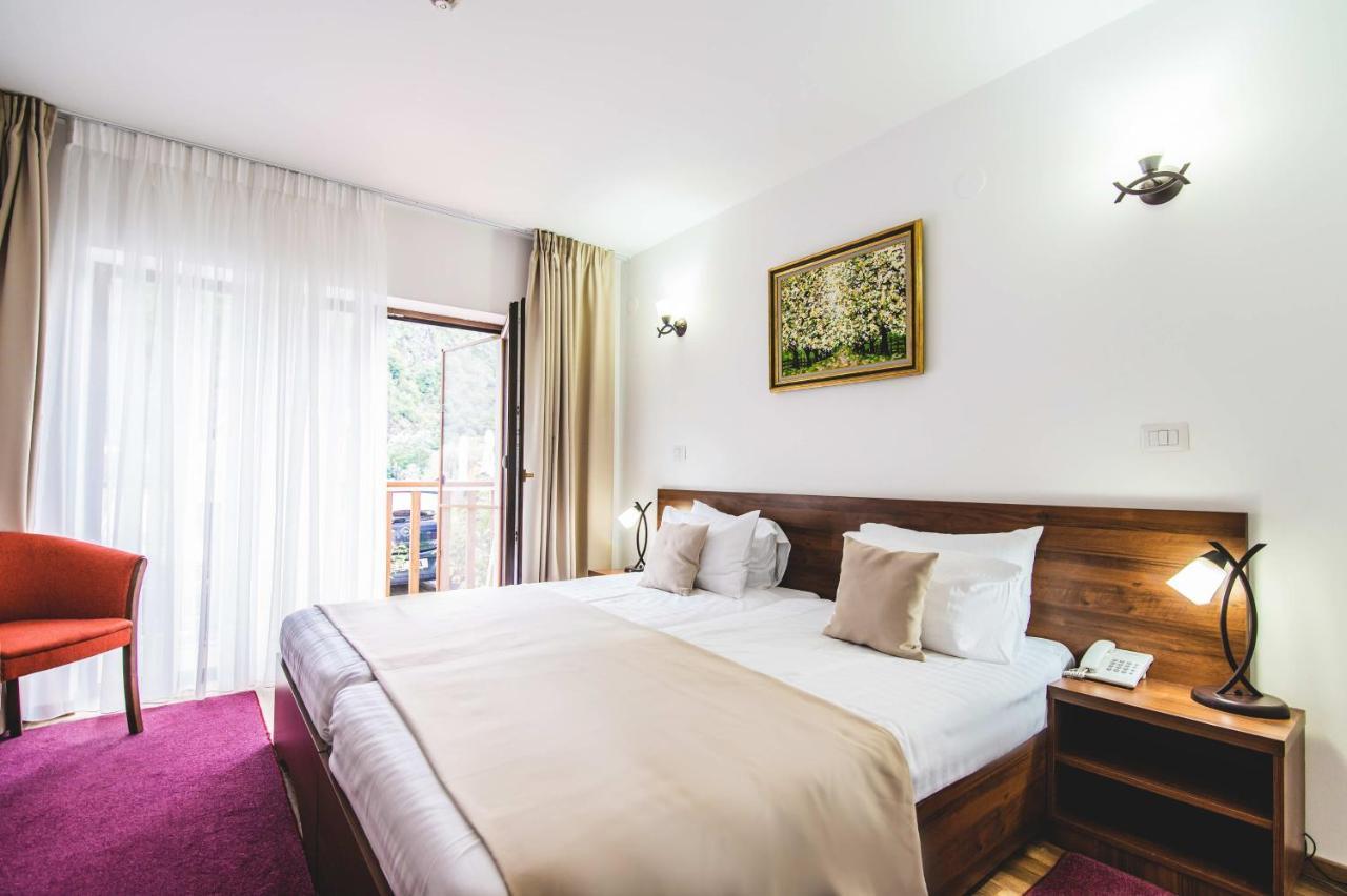Hotel Class Brezoi Exteriör bild
