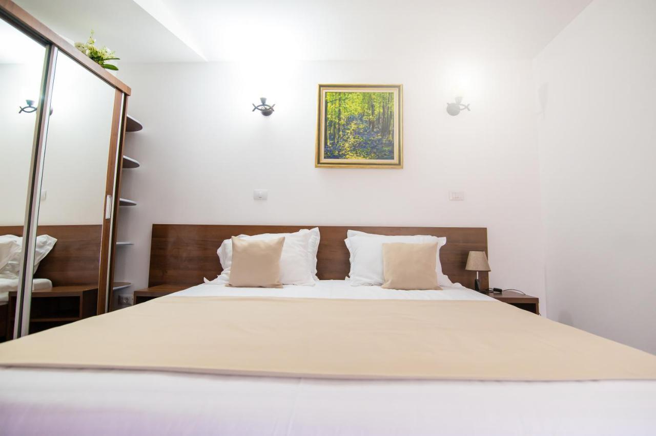 Hotel Class Brezoi Exteriör bild