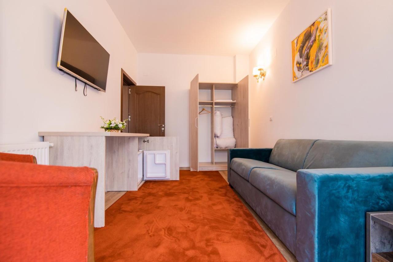 Hotel Class Brezoi Exteriör bild