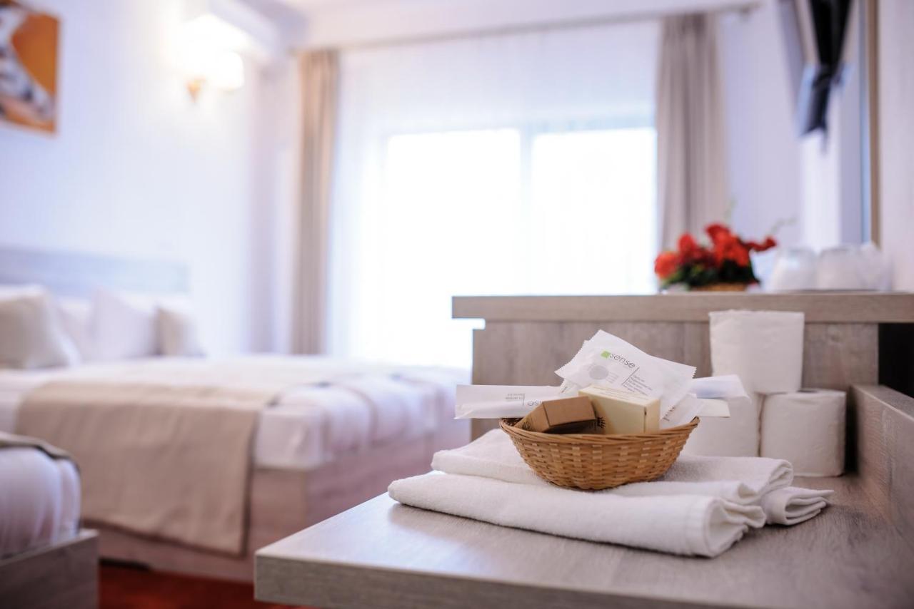 Hotel Class Brezoi Exteriör bild