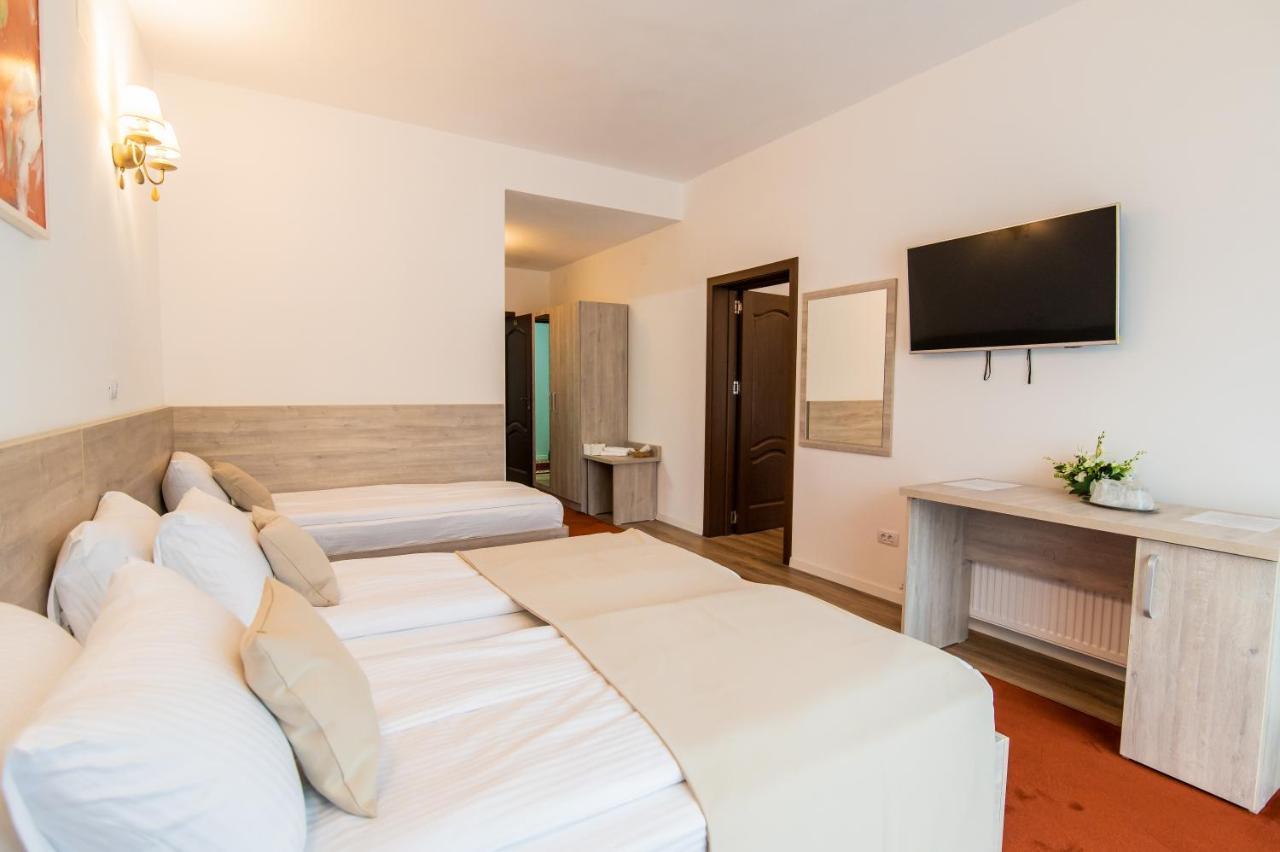 Hotel Class Brezoi Exteriör bild
