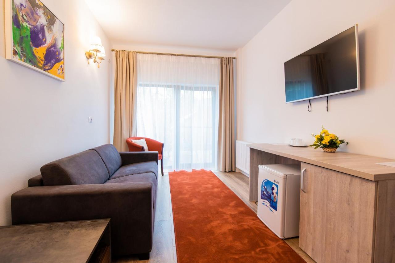Hotel Class Brezoi Exteriör bild