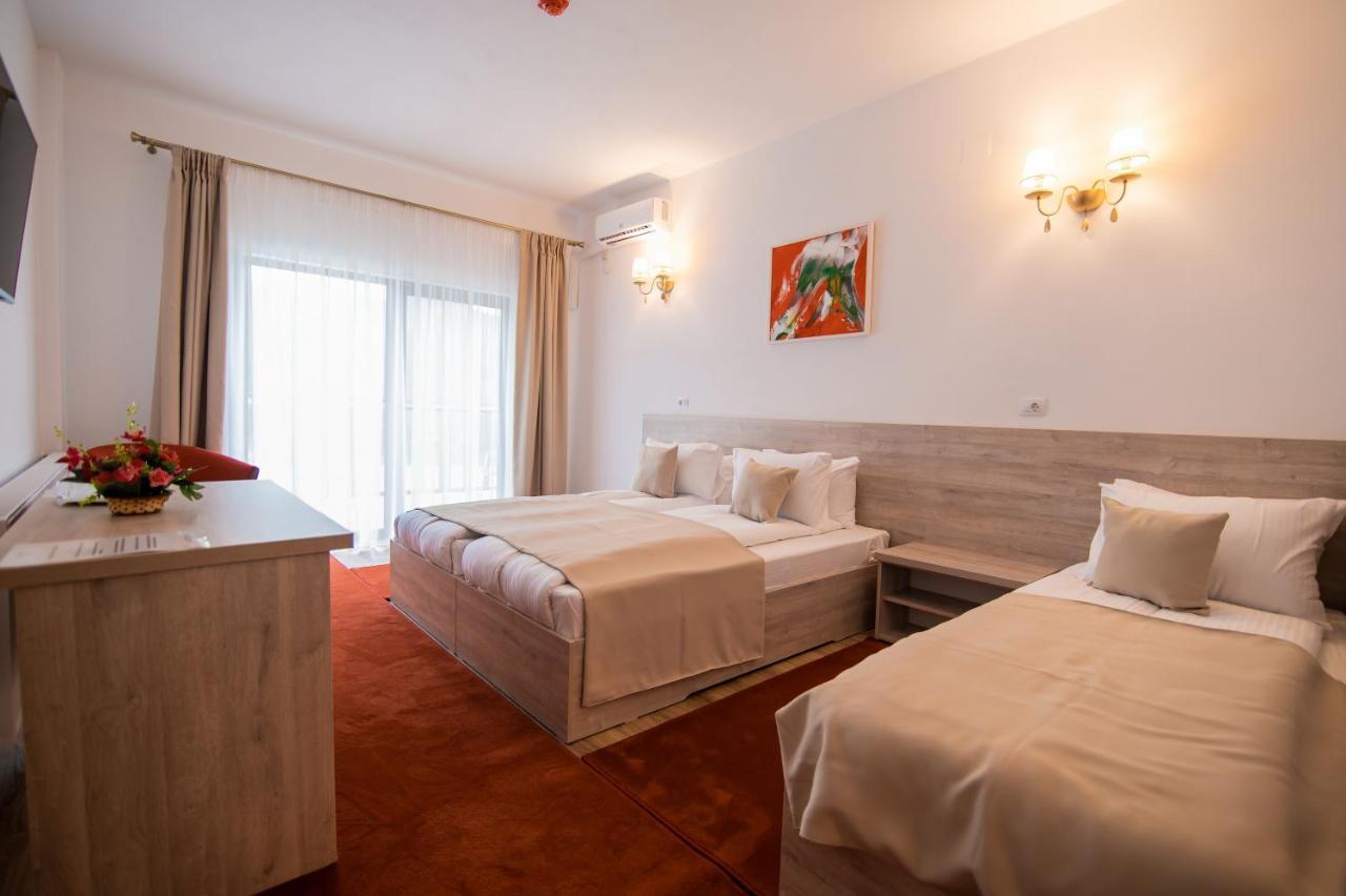 Hotel Class Brezoi Exteriör bild