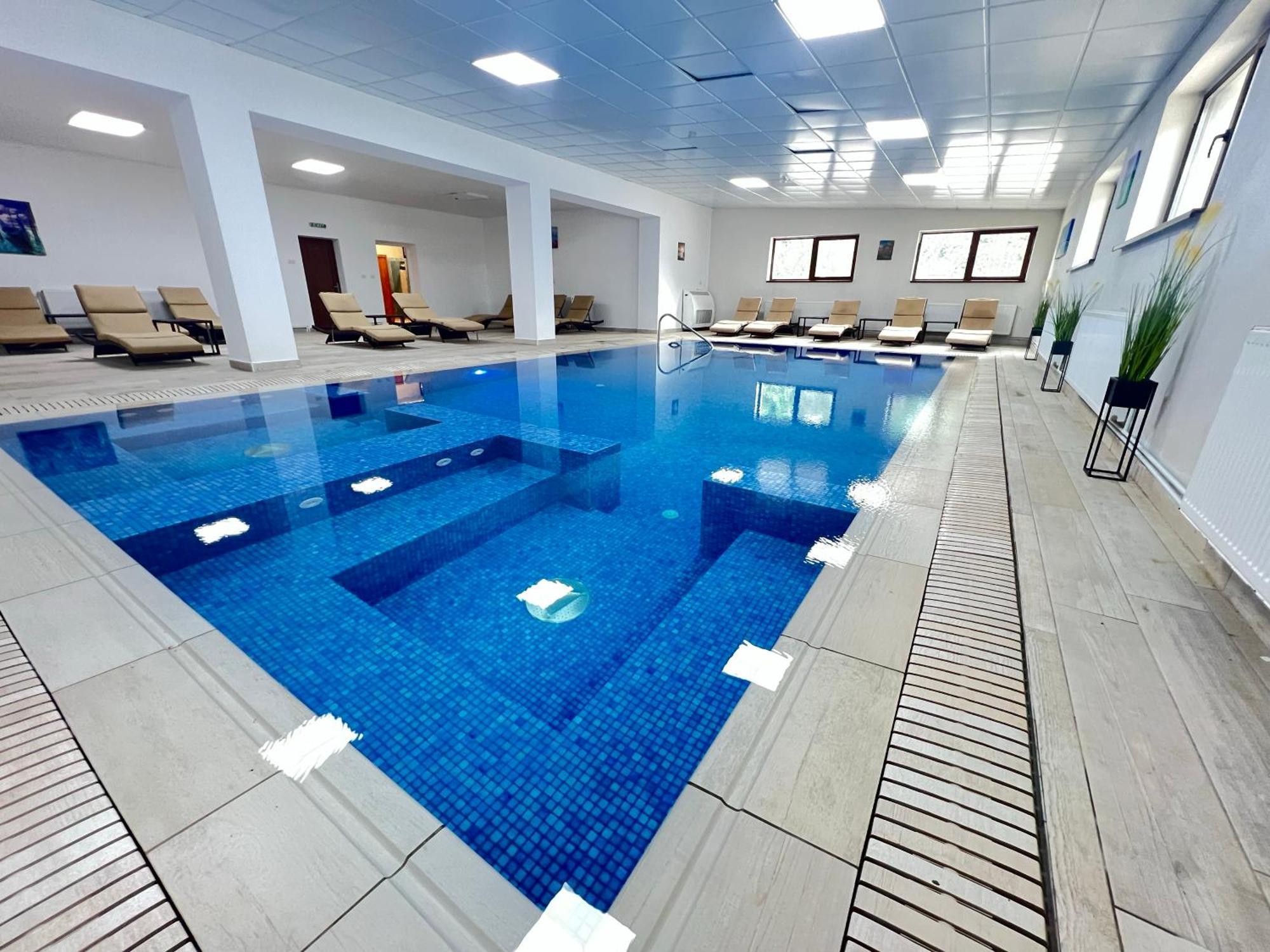 Hotel Class Brezoi Exteriör bild