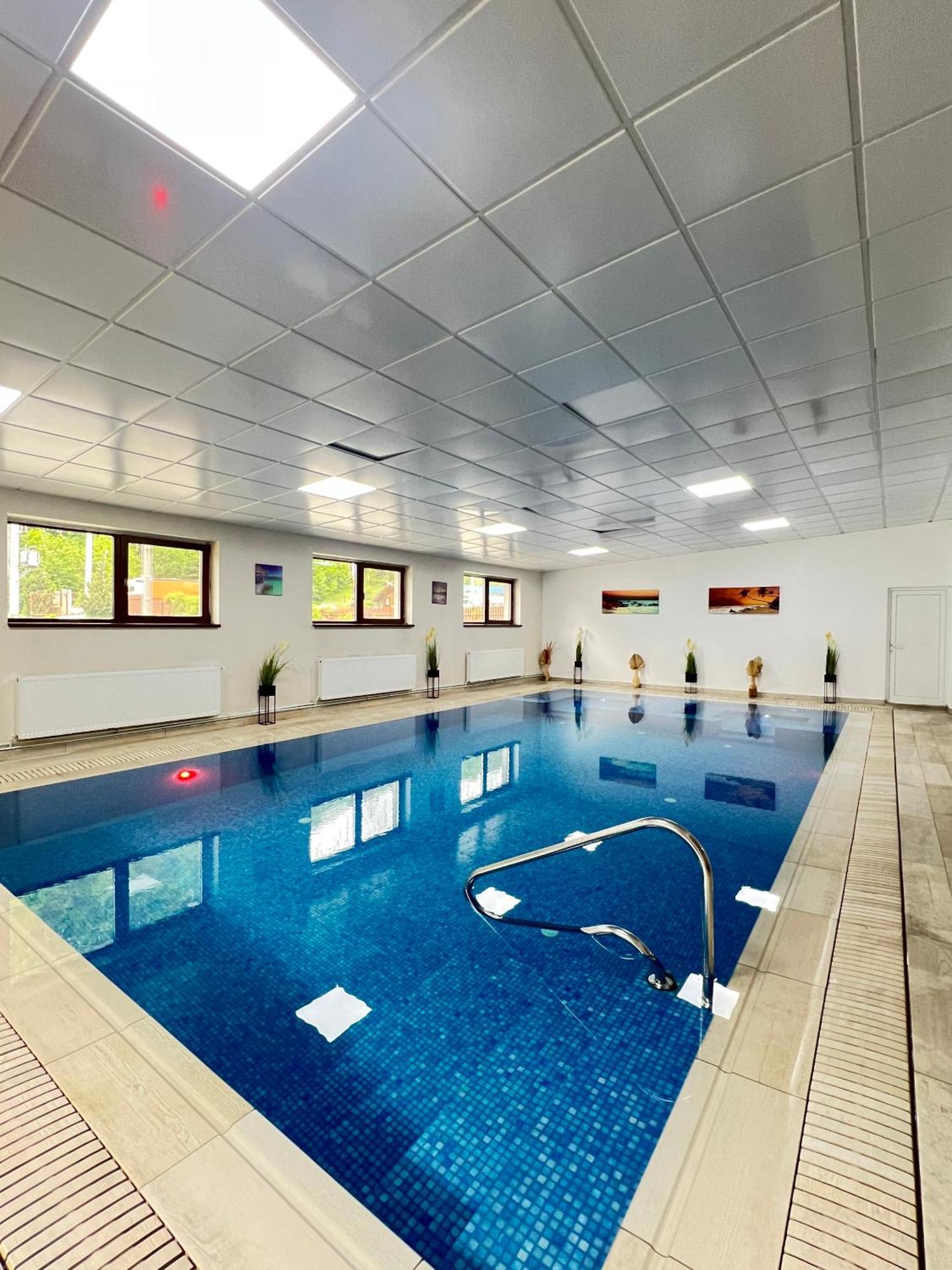 Hotel Class Brezoi Exteriör bild